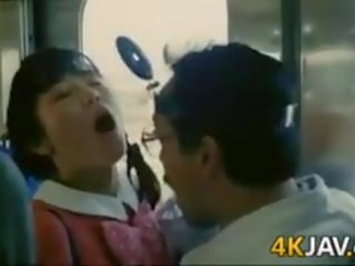 Flicka blir groped på en tåg