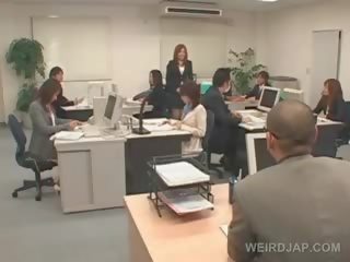 יפני בייב מקבל כָּבוּל ל שלה משרד כִּסֵא ו - מזוין
